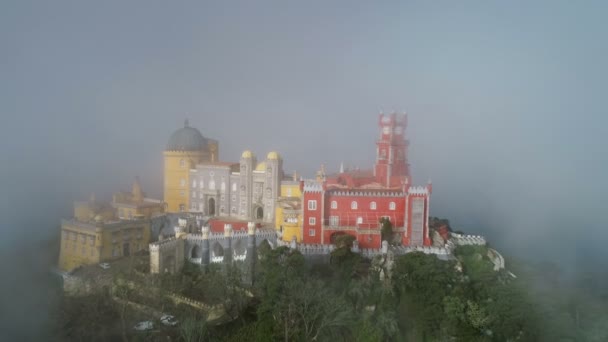 Widok Lotu Pena Palace Palacio Pena Mgle Chmurach Sintra Portugalia — Wideo stockowe