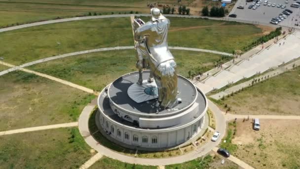 Vista Aérea Alrededor Enorme Estatua Ecuestre Genghis Khan Estepa Mongolia — Vídeo de stock