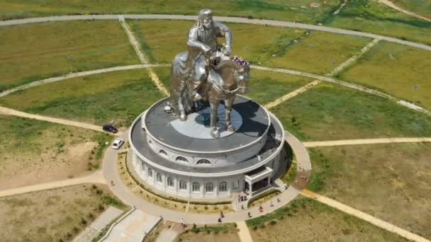 Aereo Intorno Vista Enorme Statua Equestre Gengis Khan Nella Steppa — Video Stock