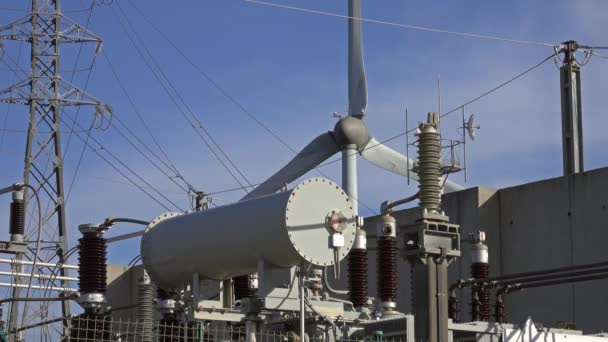 Spinning Windturbine Und Elektrische Ausrüstung Stromerzeugung Aus Wind — Stockvideo