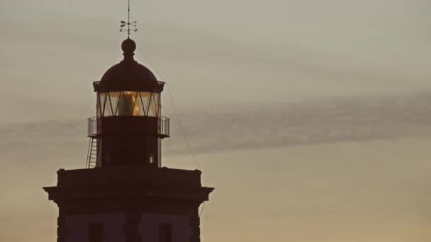 Vuurtorenverlichting Schemering Bij Zonsondergang — Stockvideo