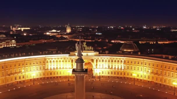 俄罗斯圣彼得堡的皇宫广场 冬宫和总参谋部大楼的亚历山大圆柱的空中俯瞰 — 图库视频影像