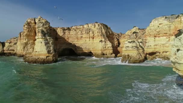 Letecký Panorama Pohled Skalní Útesy Vlny Poblíž Praia Marinha Algarve — Stock video