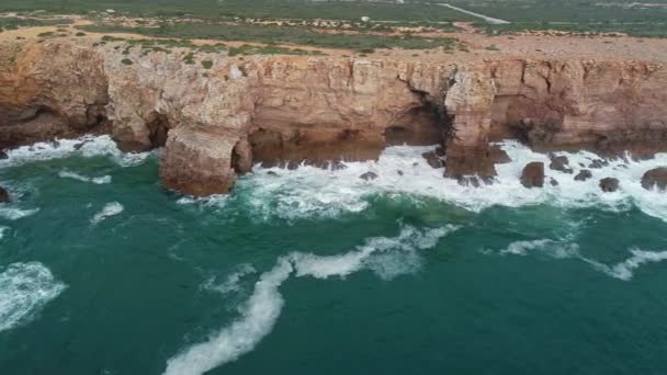 Letecký Pohled Pobřeží Atlantiku Skalními Útesy Vlnami Portugalsku — Stock video