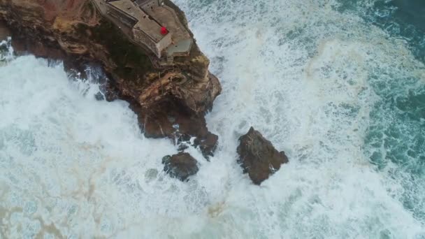 Vista Aerea Dall Alto Del Faro Una Scogliera Con Una — Video Stock