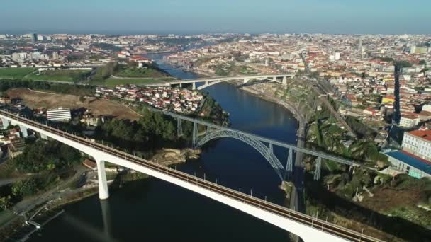 Porto Daki Köprülerin Douro Nehrinin Üzerinden Sabah Portekiz — Stok video