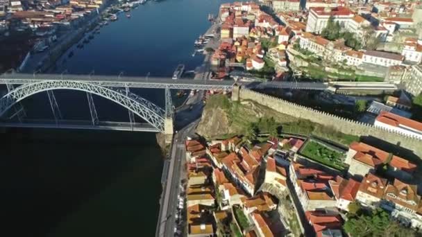 Flyga Över Dom Luis Bron Portos Historiska Stadsdel Morgonen Portugal — Stockvideo