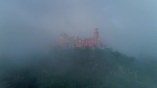 Pena Palace Palacio Pena 在云雾中的空中景观 葡萄牙辛特拉 — 图库视频影像