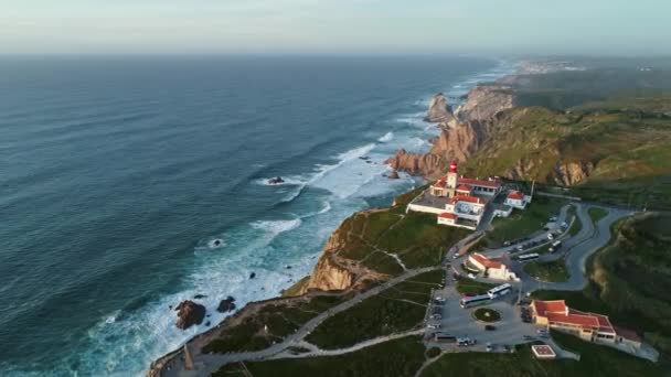 日没時のロカ岬 Cabo Roca の灯台の周りの空気 大陸ヨーロッパ ポルトガル 4Kの西端点 — ストック動画
