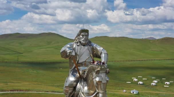 Luftaufnahme Der Riesigen Reiterstatue Des Dschingis Khan Der Steppe Mongolei — Stockvideo