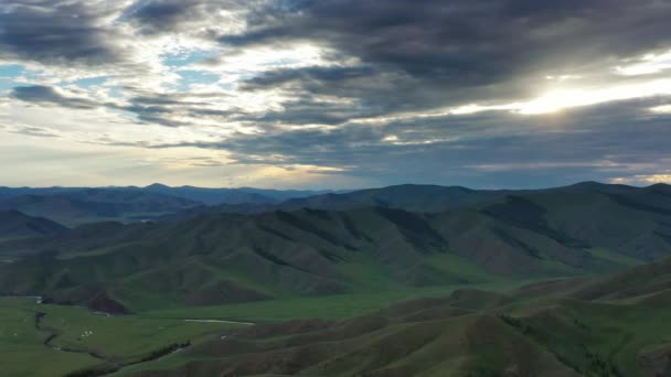 モンゴル 4Kの山の中で夕日と空中パノラマの風景 — ストック動画