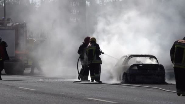 Bomberos Apagan Coche Llamas Carretera — Vídeos de Stock