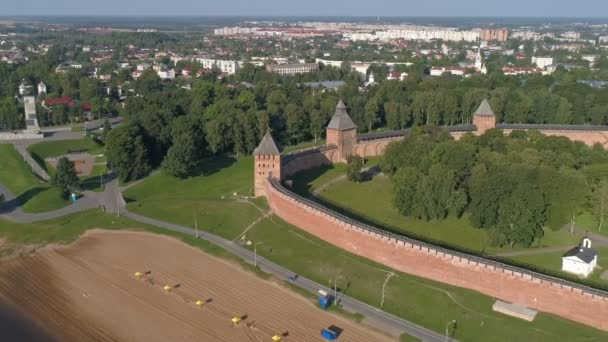 俄罗斯Veliky Novgorod圣索菲亚大教堂和Novgorod克里姆林宫的空中全景 — 图库视频影像