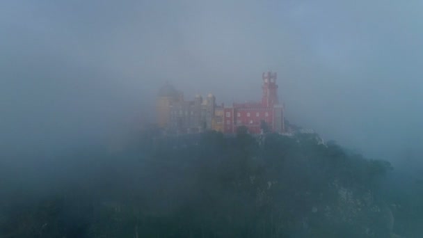 葡萄牙辛特拉的Pena宫 Palacio Pena 在雾和云彩中的空中景观 — 图库视频影像