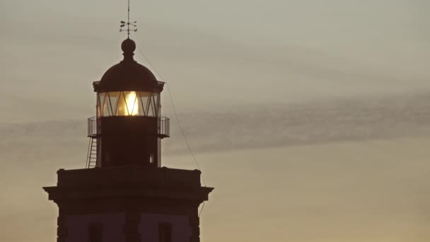 Vuurtorenverlichting Schemering Bij Zonsondergang — Stockvideo