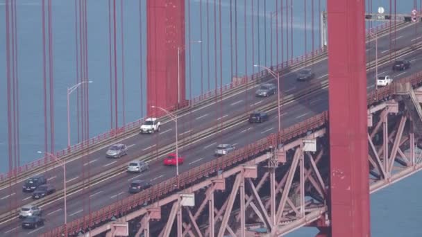 Brug Van April Met Autoverkeer Lissabon Portugal Uitzoomen — Stockvideo