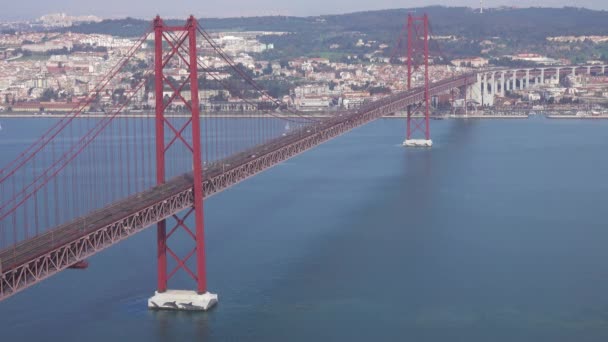 Brug Van April Met Autoverkeer Panoramisch Uitzicht Stad Achtergrond Lissabon — Stockvideo