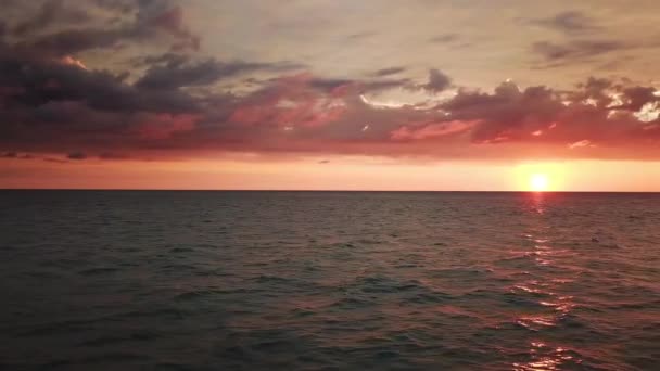 Όμορφη Εναέρια Πανόραμα Τοπίο Τροπικό Ηλιοβασίλεμα Στη Θάλασσα — Αρχείο Βίντεο