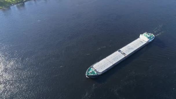 Nehirde Yüzen Kargo Gemisinin Havadan Görüntüsü — Stok video