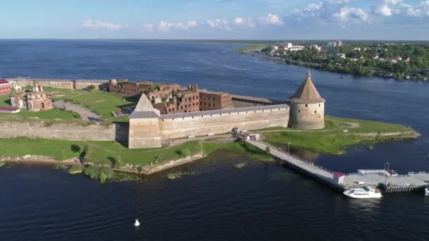 レニングラード州のShlisselburg町 ロシア 4K付近のネヴァ川の島の要塞Oresekの景色の周りの空中 — ストック動画