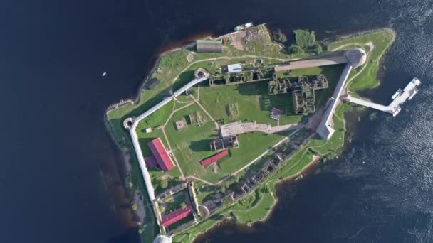 俄罗斯列宁格勒地区Shlisselburg镇附近涅瓦河岛上的Oreshek要塞的空中景观 — 图库视频影像