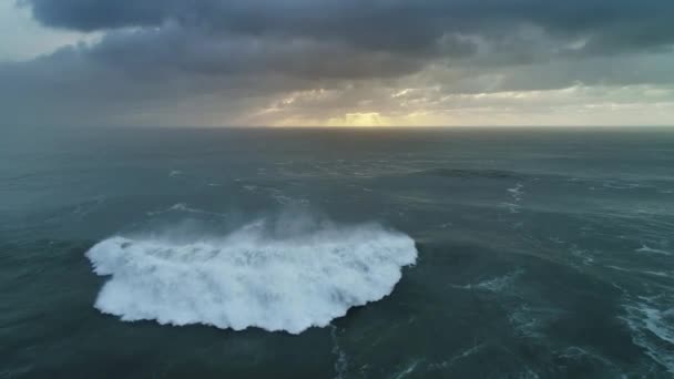 Widok Lotu Ptaka Duże Fale Oceanu Atlantyckiego Dramatyczne Niebo Zachodu — Wideo stockowe