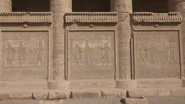 Hieroglifa faragványok az ősi egyiptomi templomban — Stock videók