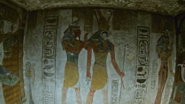Ősi színes egyiptomi képek a falon — Stock videók