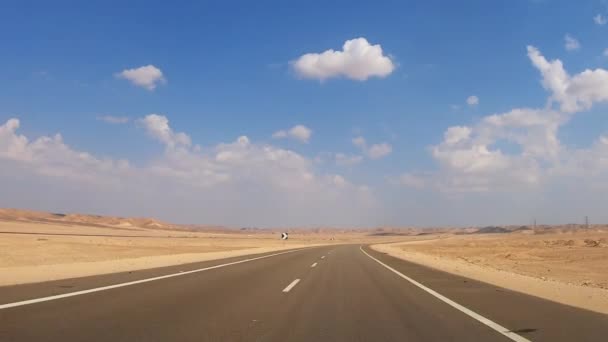 Mısır 'da çölden ve dağlardan geçen yol — Stok video
