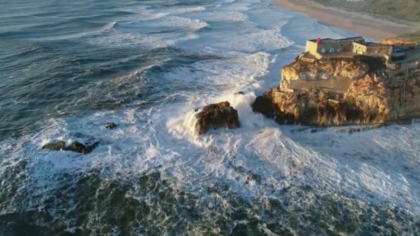 Atlantik Okyanusu Kıyısında Kalesi Olan Bir Uçurumun Üzerindeki Deniz Fenerinin — Stok video