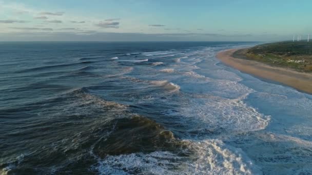 Αεροφωτογραφία Μεγάλα Κύματα Του Ατλαντικού Ωκεανού Στο Nazare Πορτογαλία Αργή — Αρχείο Βίντεο
