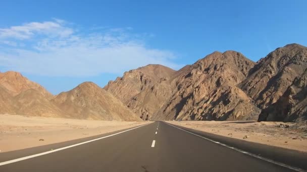 Estrada através do deserto e montanhas no Egito — Vídeo de Stock