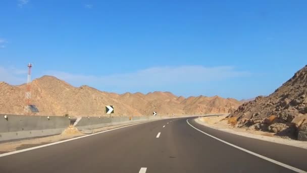 Дорога через пустелю та гори в Єгипті — стокове відео