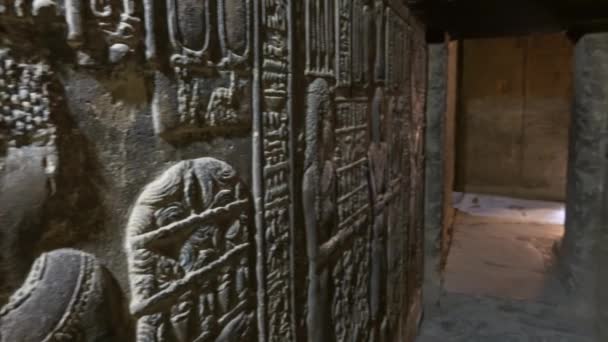 Иероглифическая резьба в древней гробнице — стоковое видео