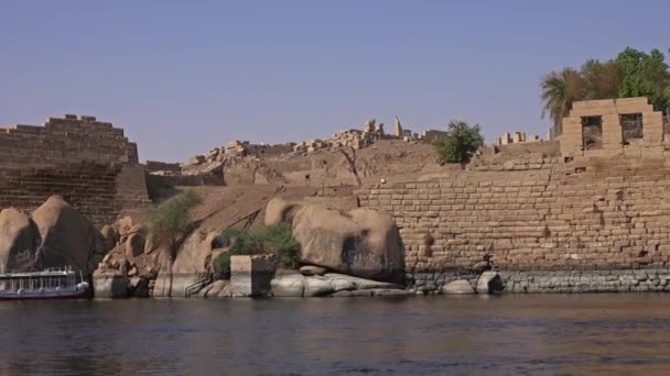 Aswan 'daki Nil Nehri boyunca giden tekneden görüntü — Stok video