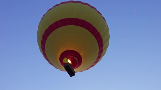 Gele hete lucht ballon vliegen in de lucht — Stockvideo