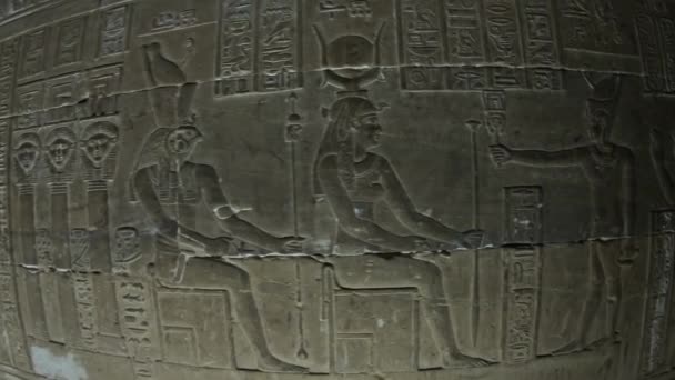 Hieroglyfické řezby ve starověké egyptské hrobce — Stock video