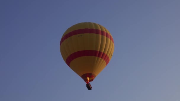 Globo amarillo de aire caliente volando en el cielo — Vídeos de Stock