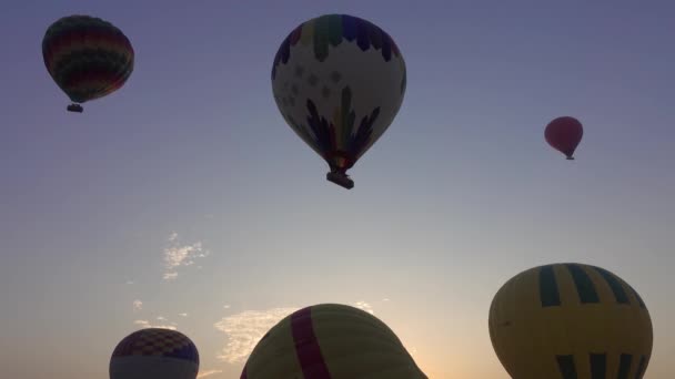 Luchtballonnen beginnen te vliegen bij zonsopgang. — Stockvideo