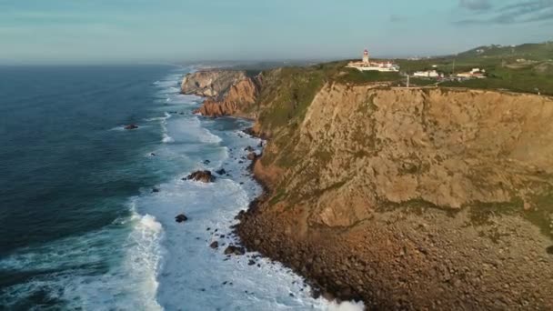 夕日のロカ岬 Cabo Roca の灯台の空中ビュー 大陸ヨーロッパ ポルトガル 4Kの西端点 — ストック動画