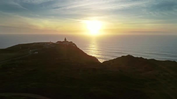 夕日のロカ岬 Cabo Roca の灯台の空中ビュー 大陸ヨーロッパ ポルトガル 4Kの西端点 — ストック動画