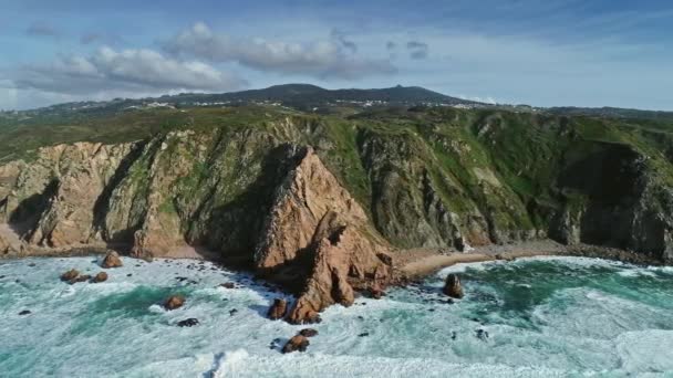 环视大西洋海岸的空中 葡萄牙有岩石悬崖和海浪 — 图库视频影像