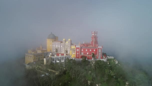 Widok Lotu Pena Palace Palacio Pena Mgle Chmurach Sintra Portugalia — Wideo stockowe