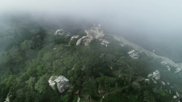在云雾中俯瞰Castelo Dos Mouros或Moorish城堡 摩尔人 的空中 葡萄牙辛特拉 — 图库视频影像