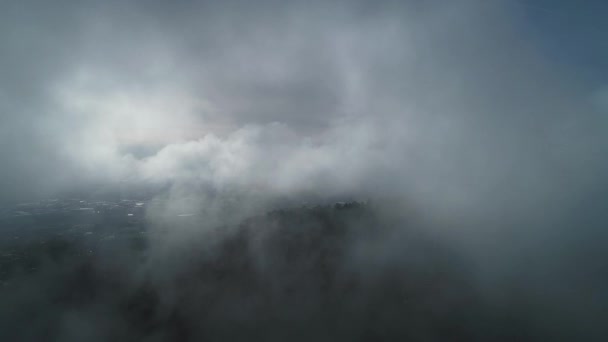 Vliegen Door Wolken Bergen — Stockvideo