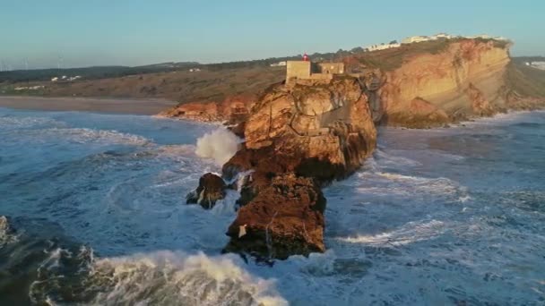 在葡萄牙拿撒勒 在日落时分 在大西洋海岸有堡垒的悬崖上 灯塔的鸟瞰图 — 图库视频影像