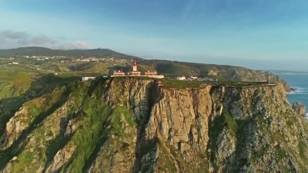 夕日のロカ岬 Cabo Roca の灯台の空中ビュー 大陸ヨーロッパ ポルトガル 4Kの西端点 — ストック動画