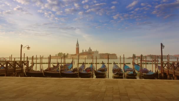 朝のバックグラウンドでサン ジョルジョ マッジョーレ教会と運河グランデ上の伝統的なゴンドラ マルコ ヴェネツィア イタリア — ストック動画