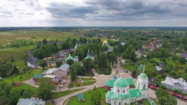 Luftaufnahme Des Pskov Höhlenklosters Oder Des Pskovo Petschersky Siebenschläferklosters Sommer — Stockvideo