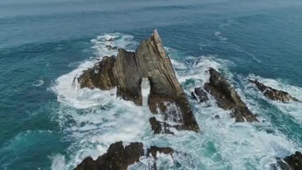 ポルトガルの海岸線 4Kの海の波と火山岩の眺めの周りの空中 — ストック動画